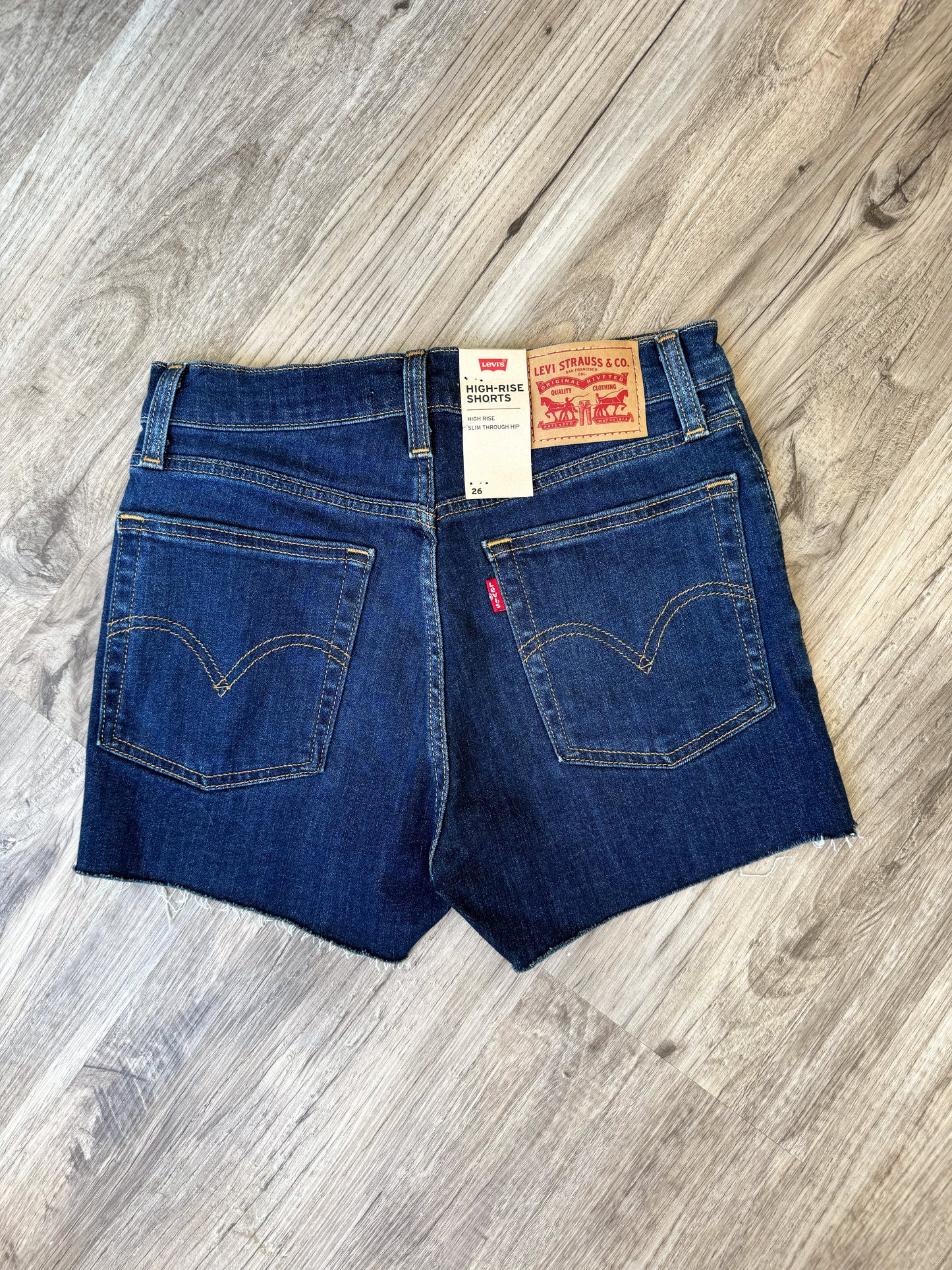 Short Levis high rise oscuro