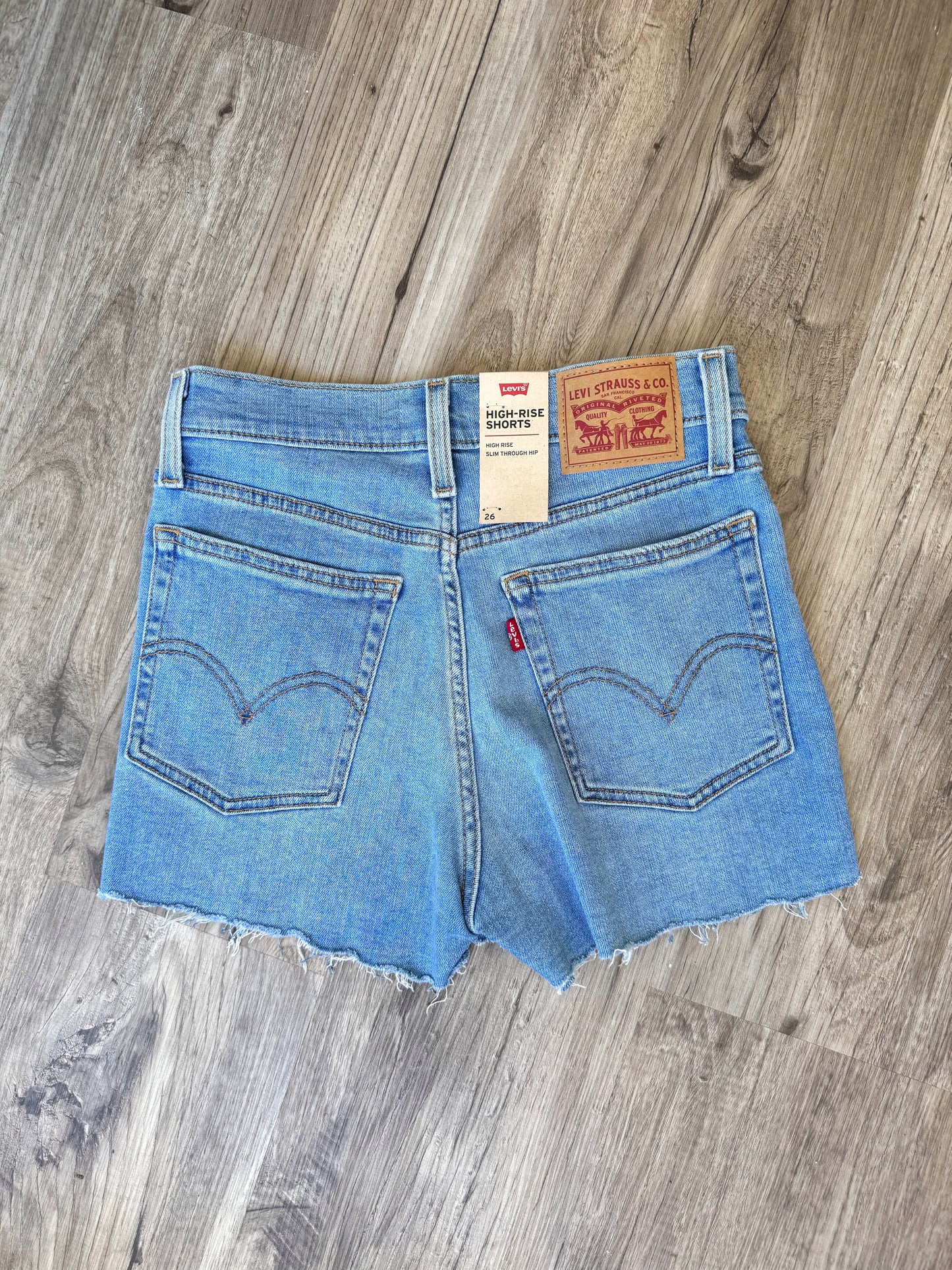 Short Levis high rise claro